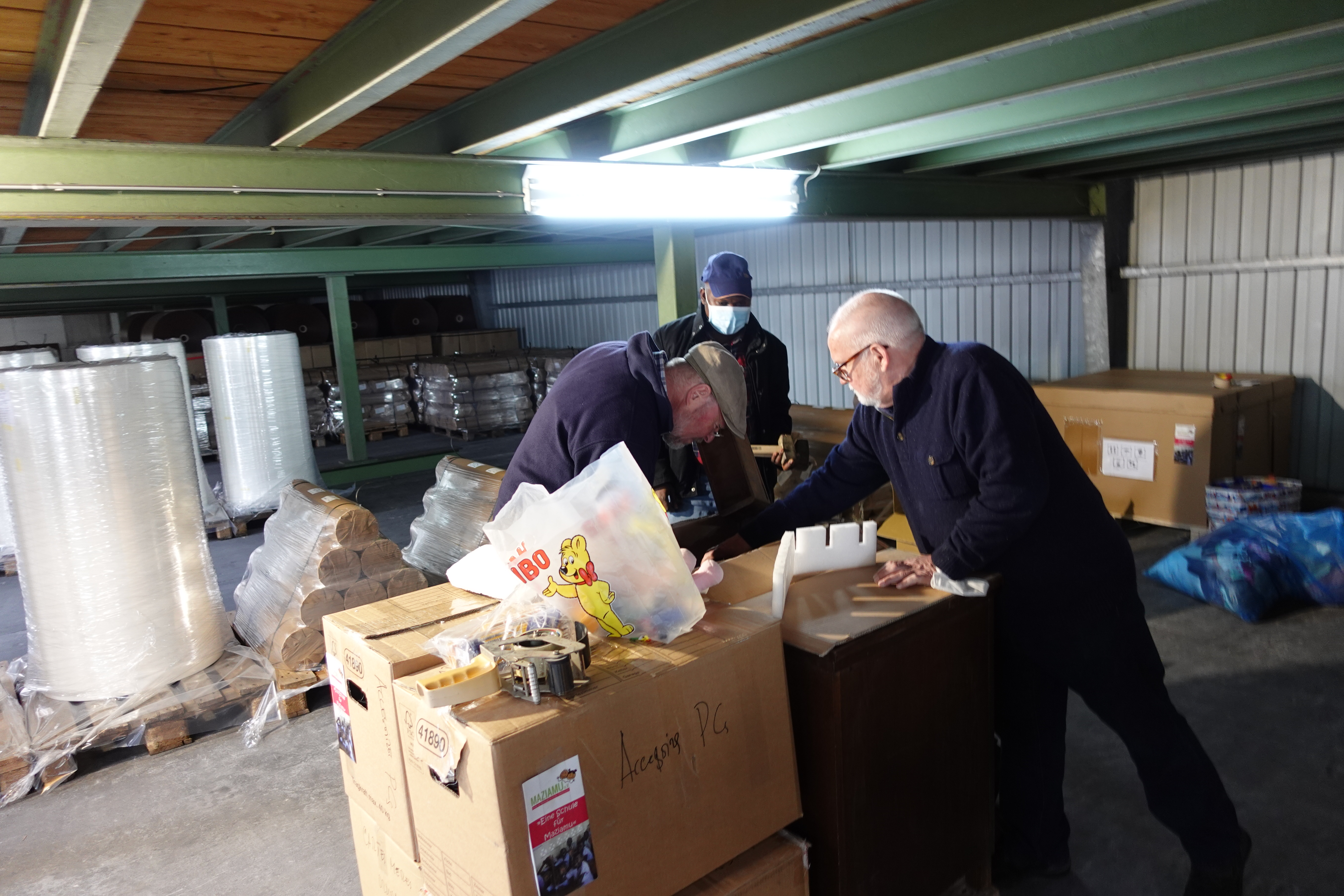 Material in Kisten und Kartons verpacken, bevor es in den Container geht